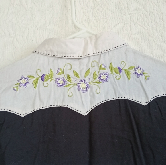Wrangler Black Button Down Shirt Purple Floral Embroidery Western Cowgirl Rodeo - Picture 11 of 12